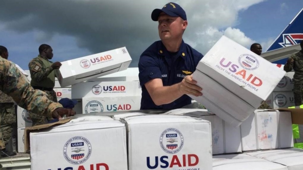 Trabajadores de la USAID trasladan ayuda humanitaria.