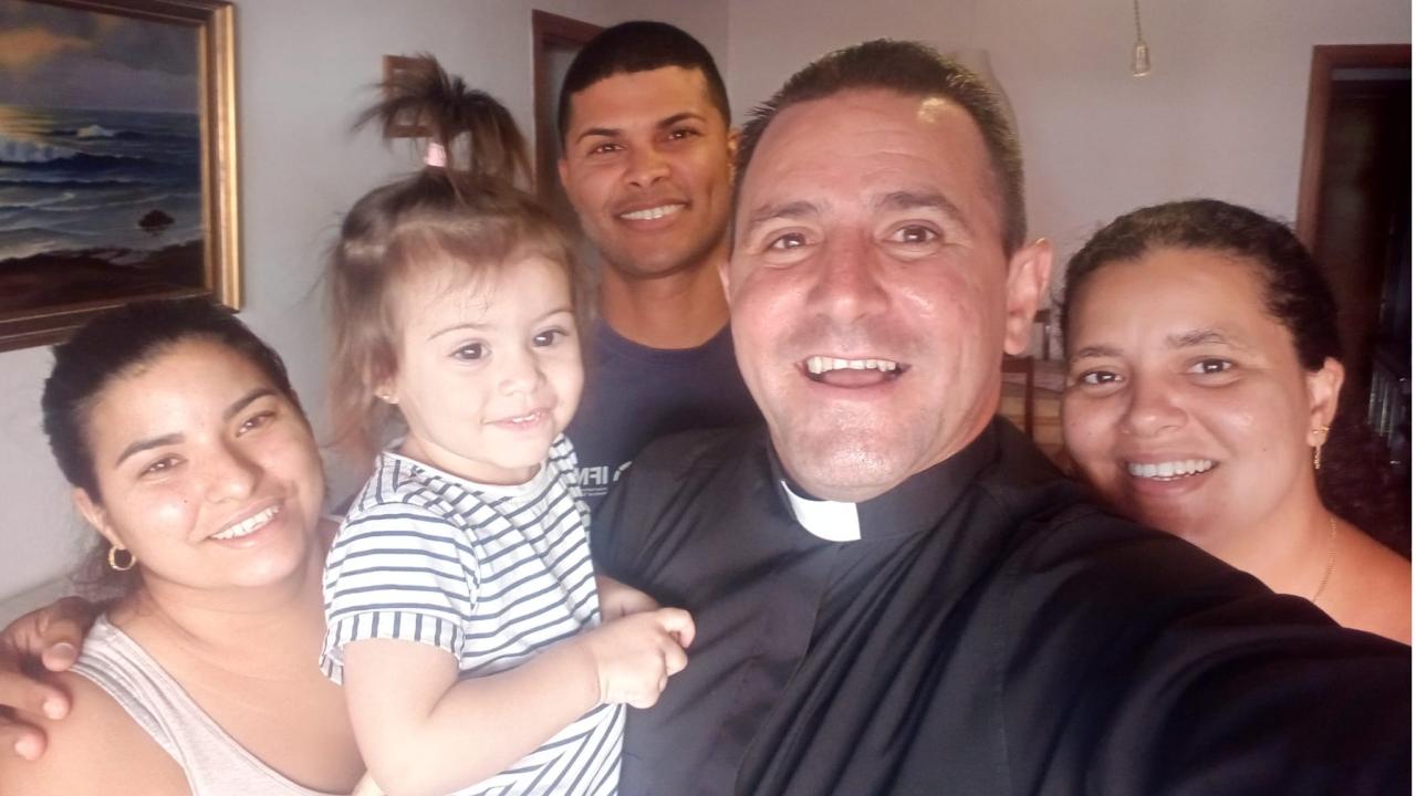 El padre Bladimir Navarro y algunos de los cubanos de "Cobijo"