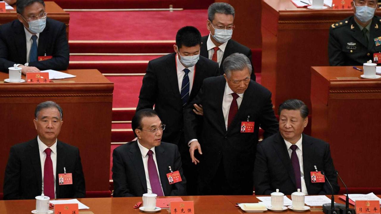 Hu Jintao es sacado por la fuerza de la sala de plenos durante la clausura Congreso del Partido Comunista (PCCh).