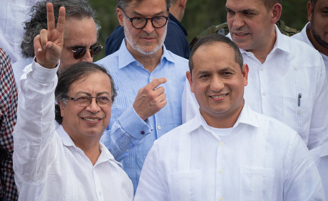 Gustavo Petro (izq.) y el ministro de Transporte de Venezuela en la apertura de la frontera entre ambos países..
