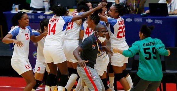 La selección femenina de balonmano de Cuba celebra el triunfo en la Copa Caribe.