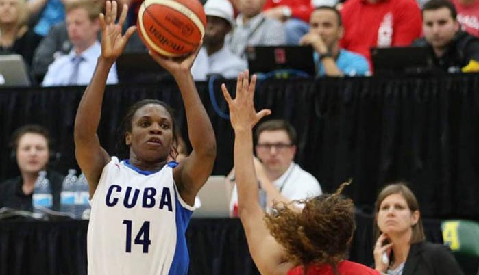 La basquetbolista cubana Leydis Oquendo (izq).