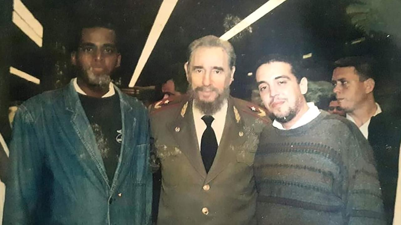 Fernando Bécquer a la izquierda, con Fidel Castro y el trovador Ariel Díaz.