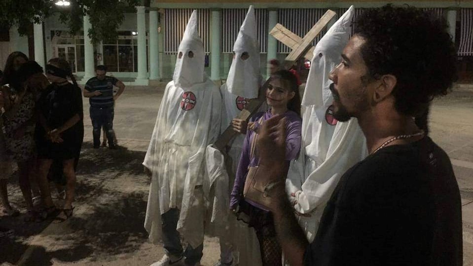 Jóvenes cubanos con capuchas de Ku-Klux-Klan en una celebración de Halloween.