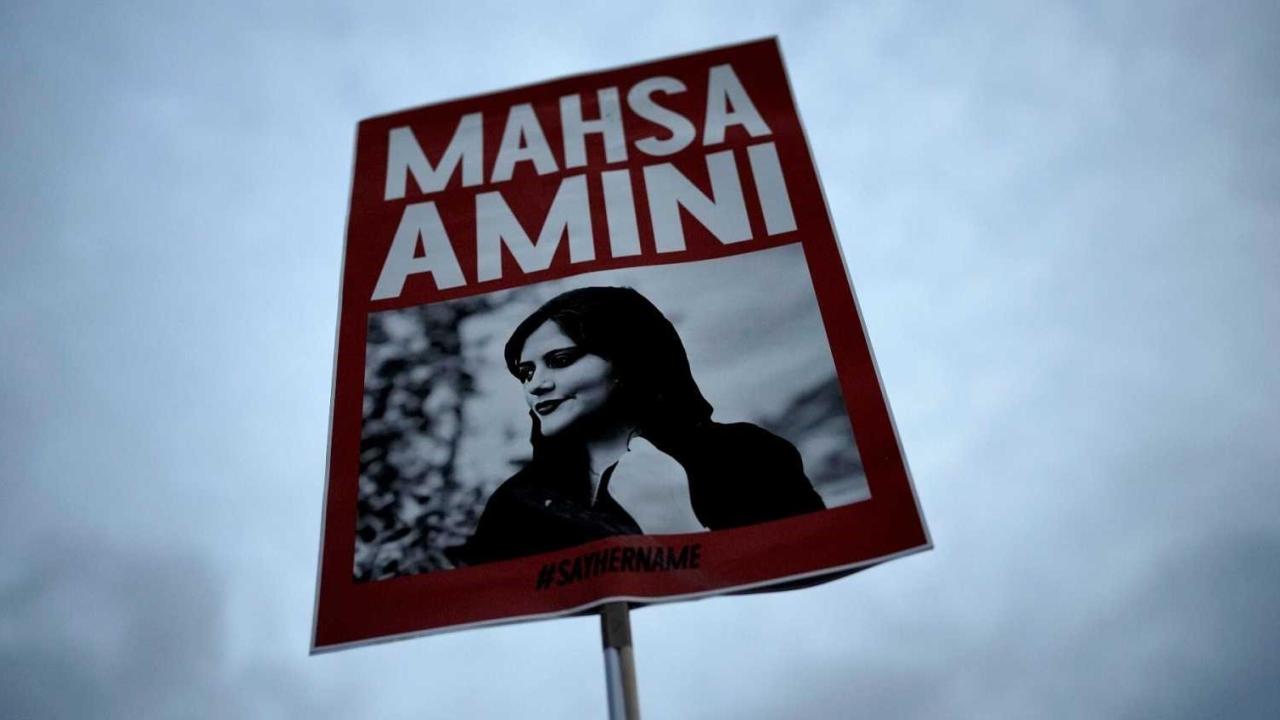 Cartel con una foto de Mahsa Amini, la joven cuya muerte dio lugar a las protestas.