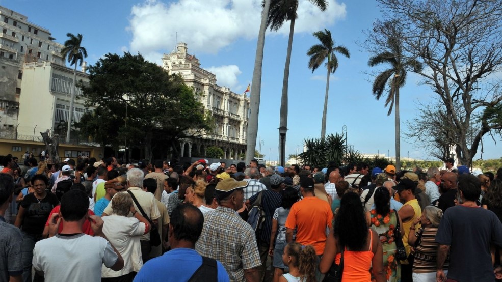 Cola de cubanos frente al Consulado General de España en La Habana. 