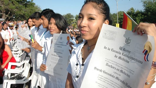 Graduación de estudiantes de Medicina bolivianos en Cuba.