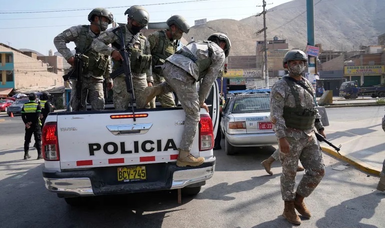 Las fuerzas especiales de la policía llegan a un puesto de control a las afueras de Lima. 