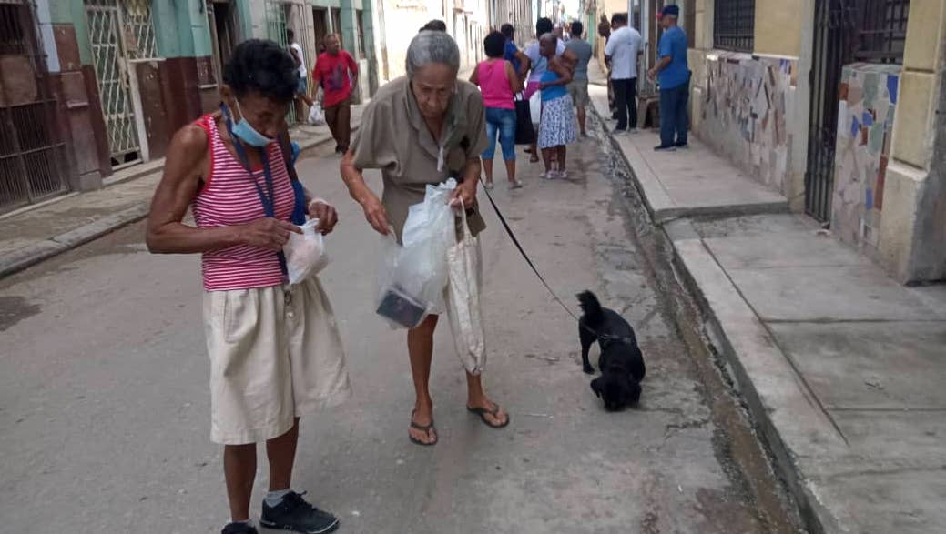 Dos ancianas buscando víveres en La Habana.