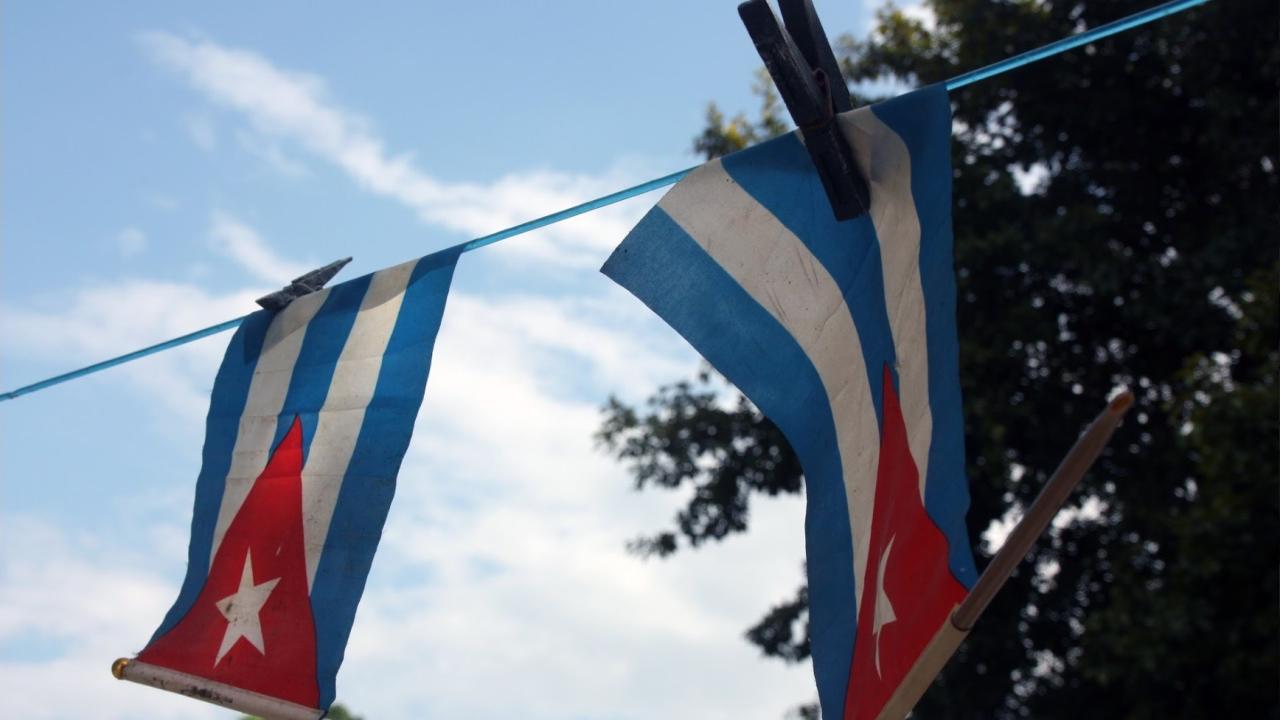 Banderas cubanas colgadas en una tendedera.