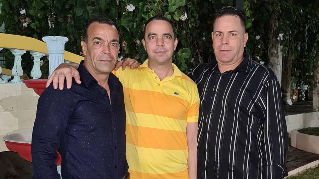 Yosvani Armando, Yuriesky y Yoel Simón Gil, tres hermanos identificados en redes sociales por la represión a las protestas en La Habana.