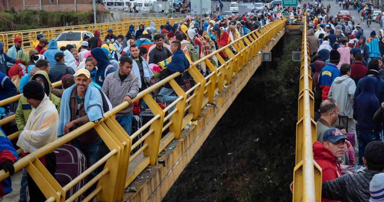Venezolanos hacen cola para entrar a Ecuador.