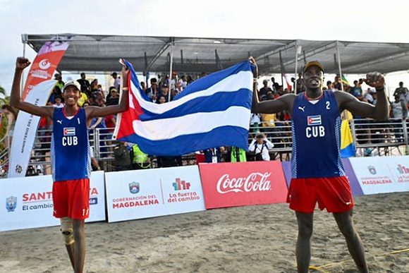 Los voleibolistas de playa cubanos Noslen Diaz y Jorge Luis Alayo.