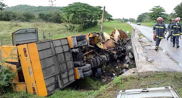 Un accidente de tránsito en un carretera cubana.
