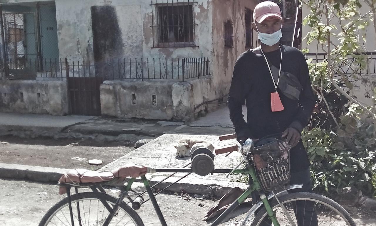 Trabajador por cuenta propia en Cuba que amola cuchillos y tijeras de forma ambulante.
