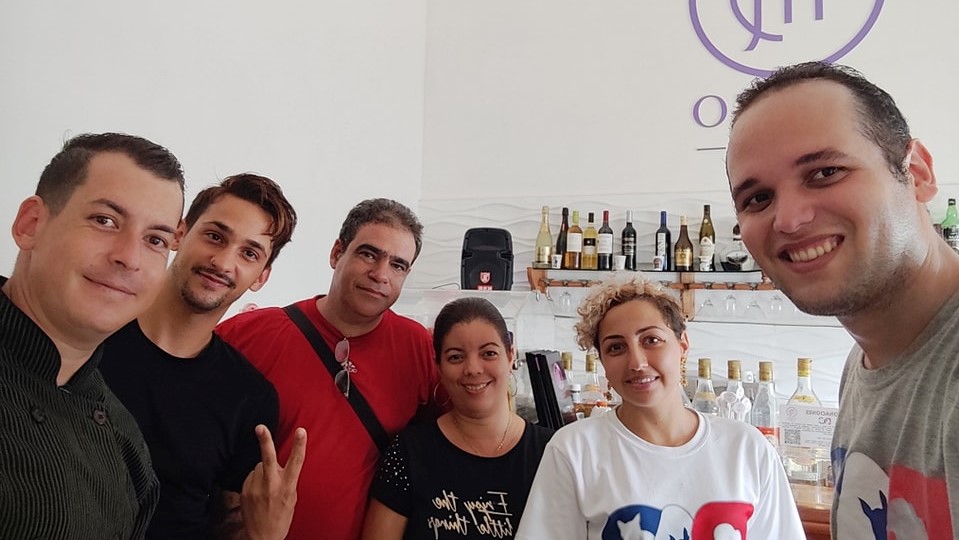 Activistas cubanos en Virgo Café, uno de los emprendimientos que recaudan fondos para los animales en La Habana.