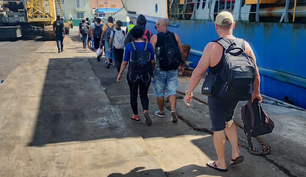 Balseros cubanos rescatados por un carguero, durante su llegada a Islas Caimán.