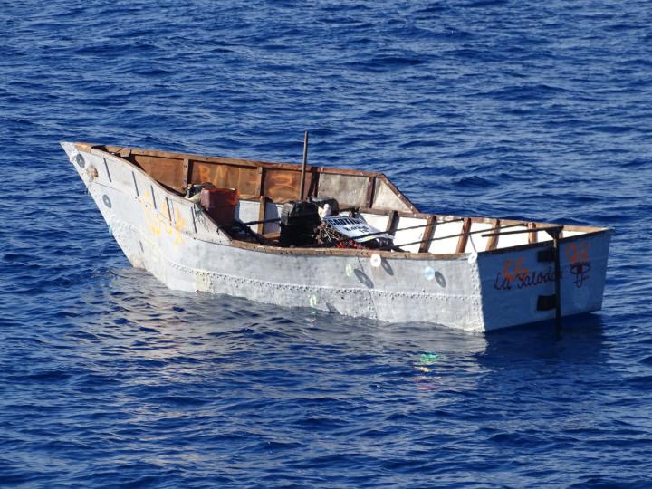 Balsa utilizada por migrantes cubanos interceptados.