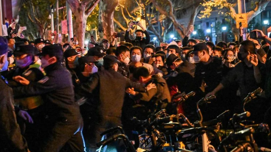 Choques entre la Policía y manifestantes en Shanghái.