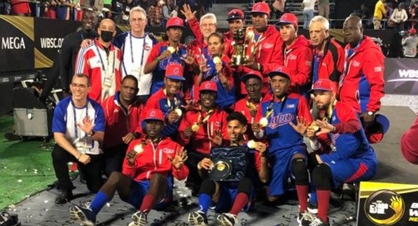 Equipo cubano tras ganar la medalla de oro en la I Copa Mundial de Béisbol5.