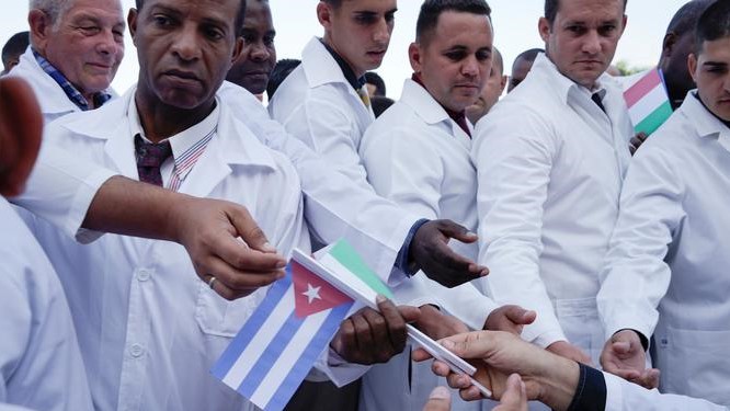Médicos cubanos en una de las misiones del régimen.