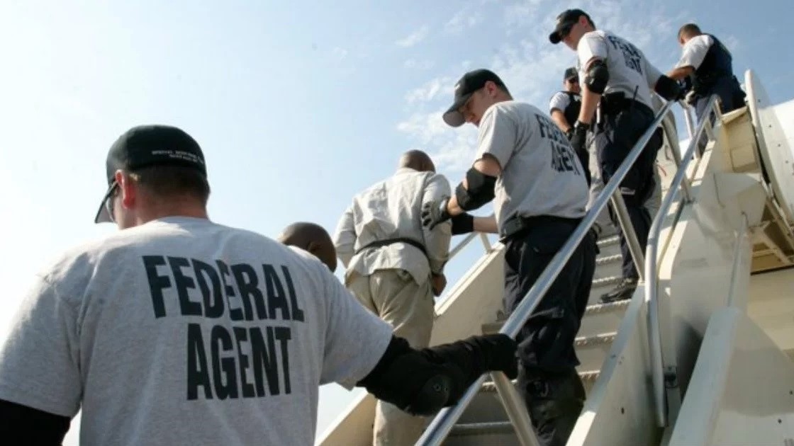 Vuelo de deportación operado por autoridades del ICE, EEUU.
