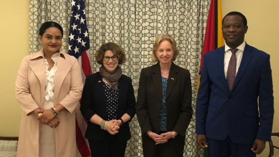 Secretaria adjunta para Asuntos Consulares de EEUU, Rena Bitter (2a a la izquierda), junto a otros funcionarios en Guayana