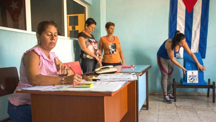 Responsables de las votaciones en un colegio en Cuba.