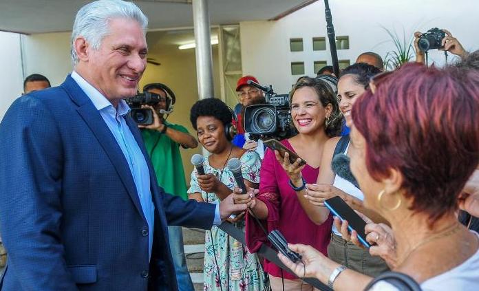 Miguel Díaz-Canel atiende a la prensa después de votar.