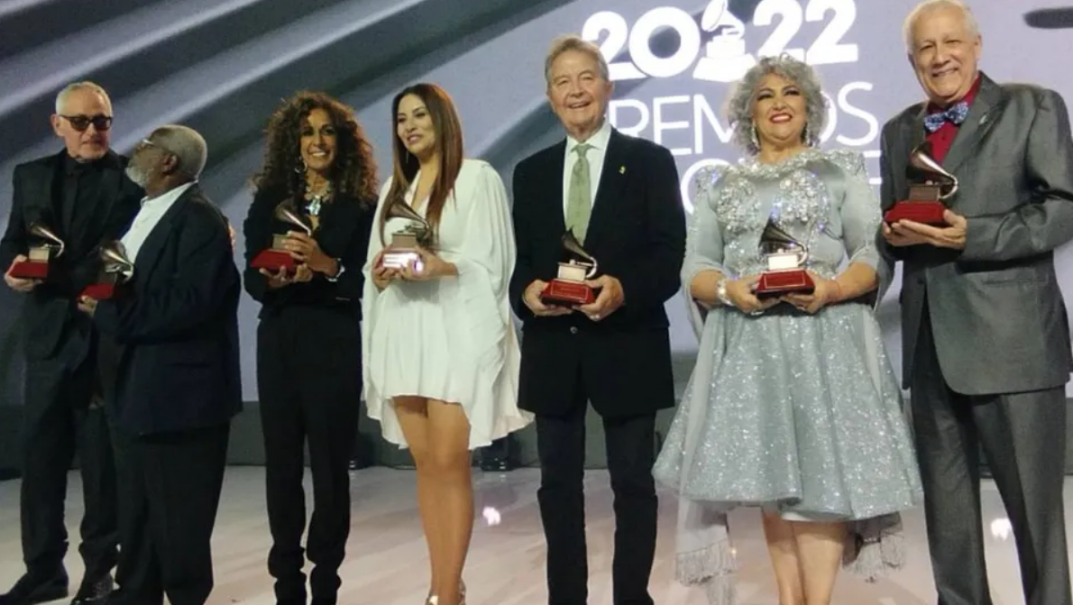 Paquito D'Rivera (der.) junto a los otros reconocidos con el Premio a la Excelencia en los Grammy Latinos.