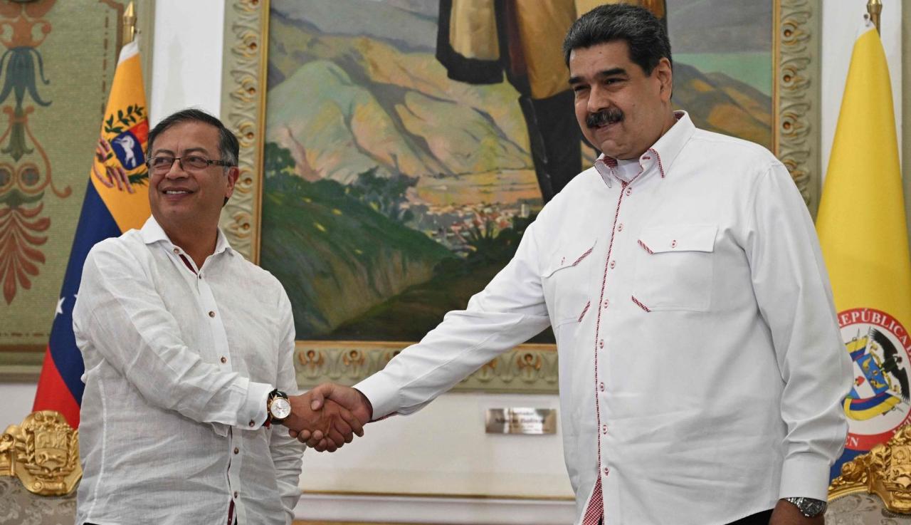 Gustavo Petro (izq.) en su encuentro con Nicolás Maduro en Caracas.