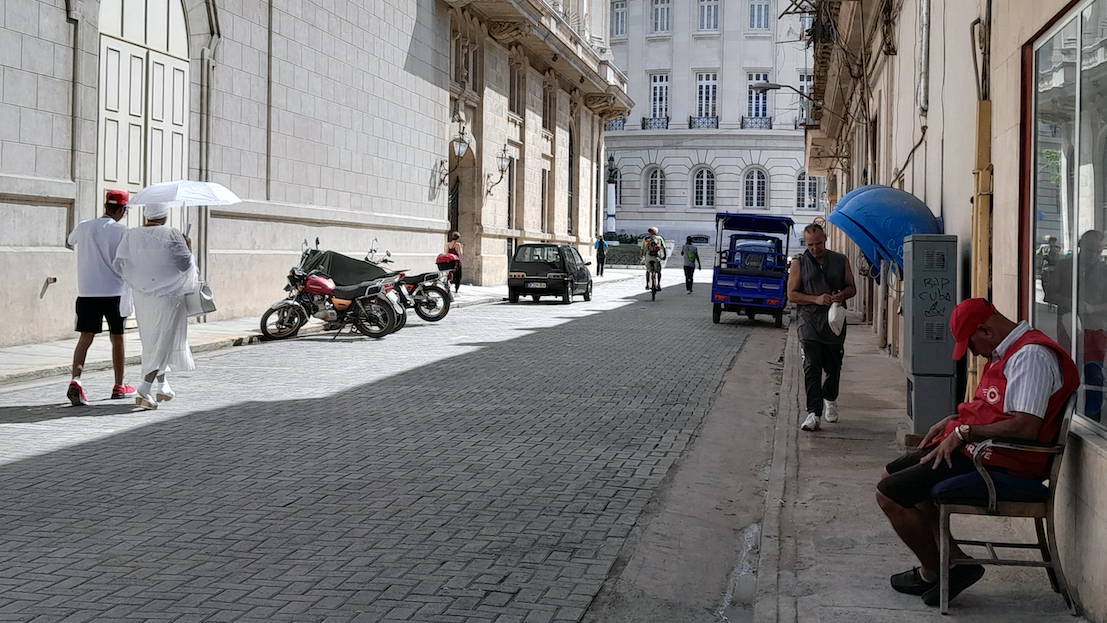 Una calle próxima al Capitolio de La Habana.