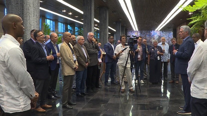 Hugo Cancio, de pie a la izquierda del camarógrafo en un encuentro de empresarios de EEUU con Díaz-Canel en octubre de 2022.