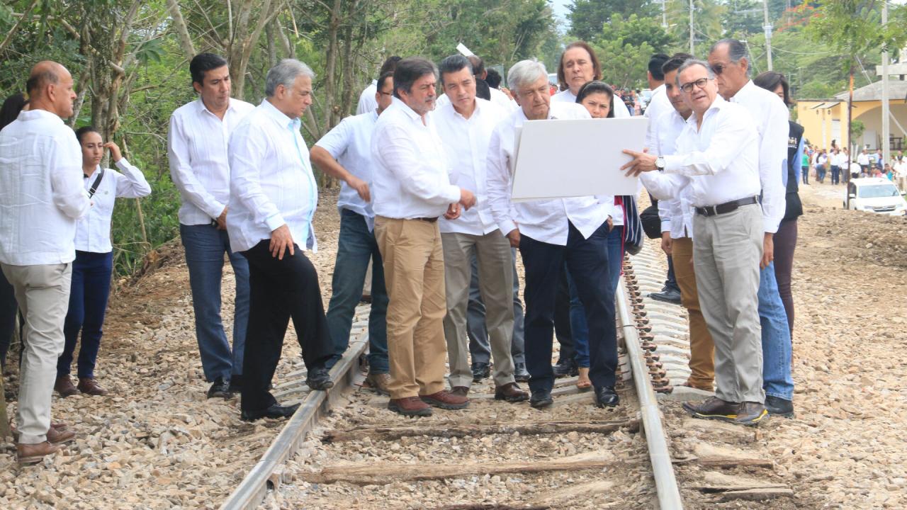 López Obrador supervisa las obras del Tren Maya.
