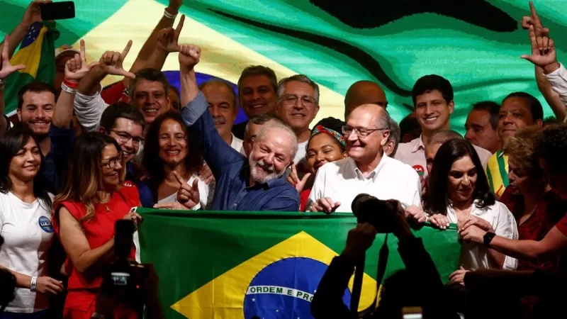 Lula da Silva celebrando su victoria electoral.