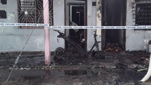 Una moto eléctrica incendiada tras su explosión.