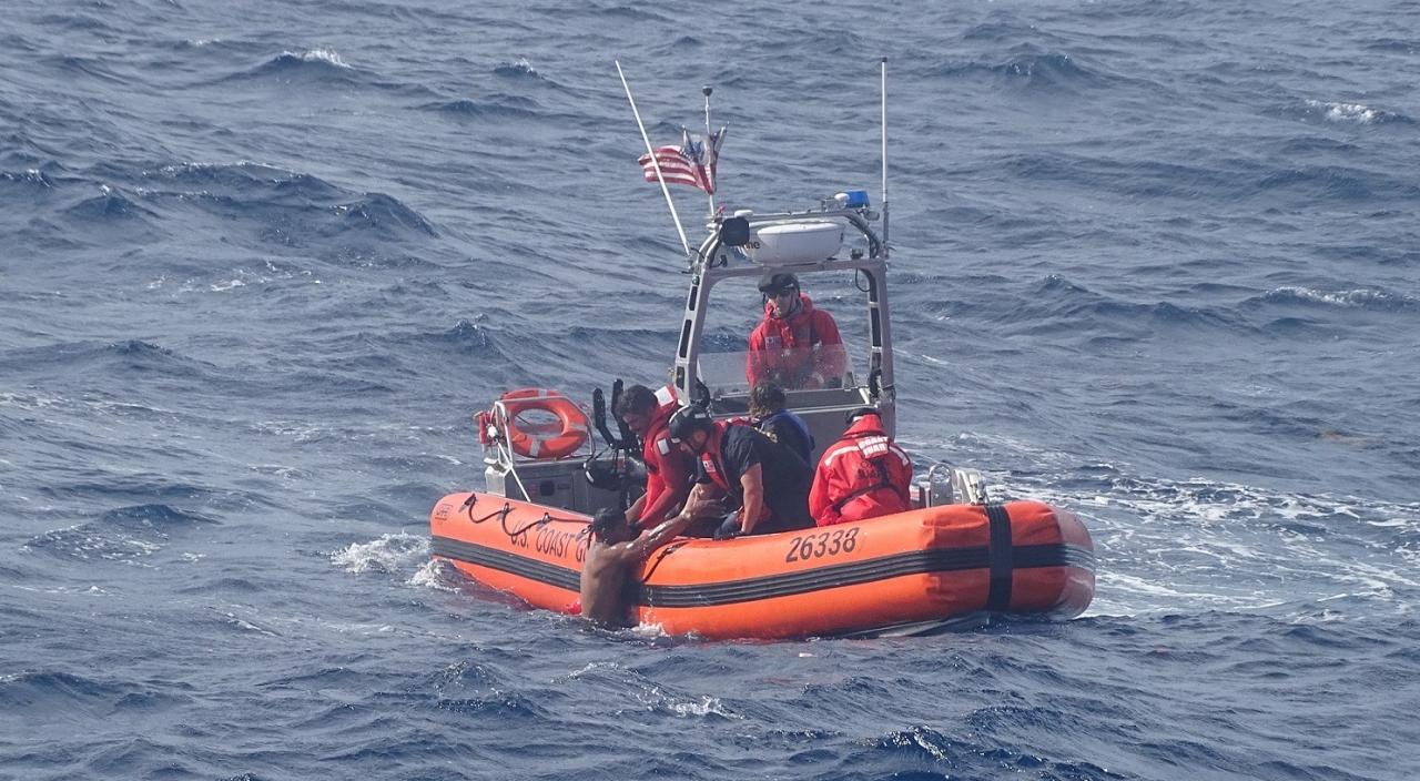 La Guardia Costera de EEUU rescata a balseros cubanos después de naufragar cerca de cayo Little Torch, Florida.