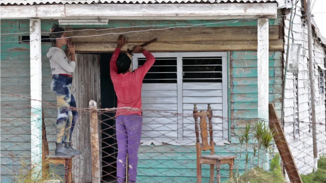Arreglos en una vivienda afectada por Ian en Pinar del Río.