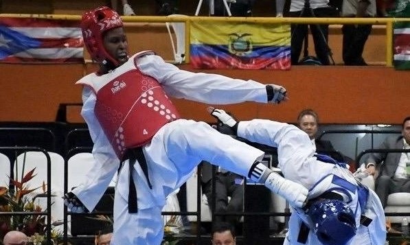 La taekwondoka cubana Yamitsi Carbonell (de rojo) en un combate.