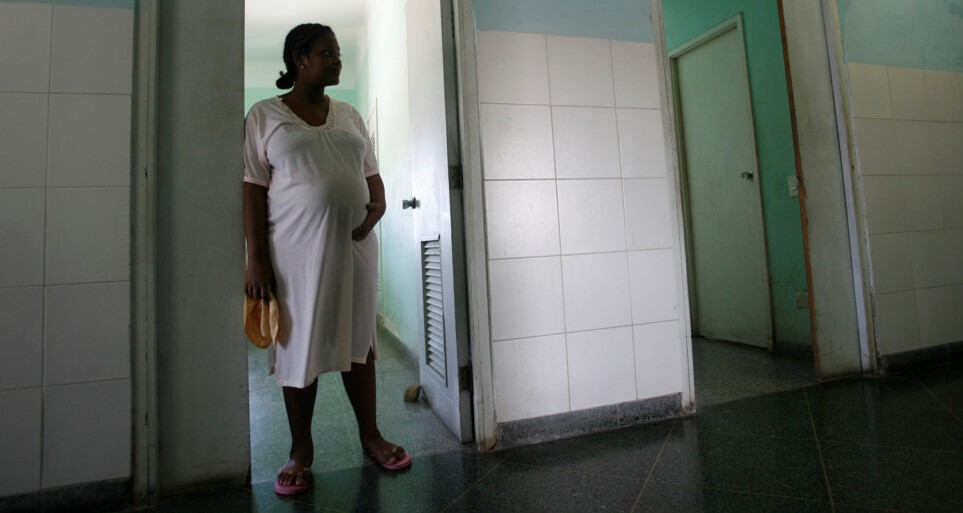 Embarazada en un centro hospitalario cubano.