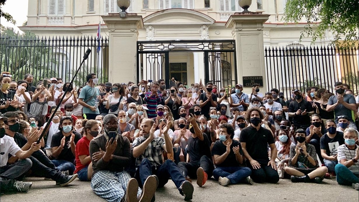 Protesta de artistas cubanos ante el Ministerio de Cultura el 27 de noviembre de 2020.