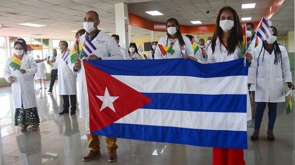 Médicos cubanos que parten a una de las 'misiones médicas'.