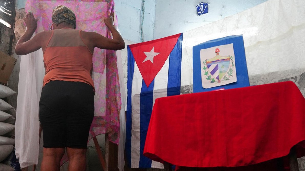 Una mesa de votación en Cuba.