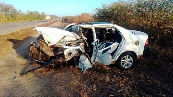 Un carro destrozado después de un accidente en una carretera en Cuba. 