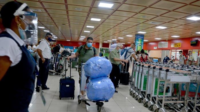 Viajeros con equipajes a su llegada a Cuba tras controles de la Aduana.