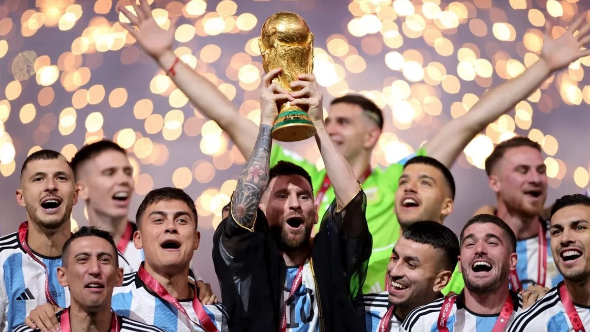 El capitán de Argentina, Lionel Messi, levanta el trofeo de campeones tras vencer en la final de la Copa Mundial de la FIFA 2022 entre Argentina y Francia en el estadio de Lusail, Lusail. 