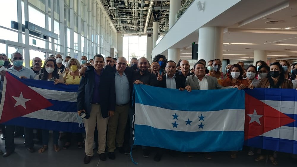 Los asesores cubanos al arribar a Honduras.