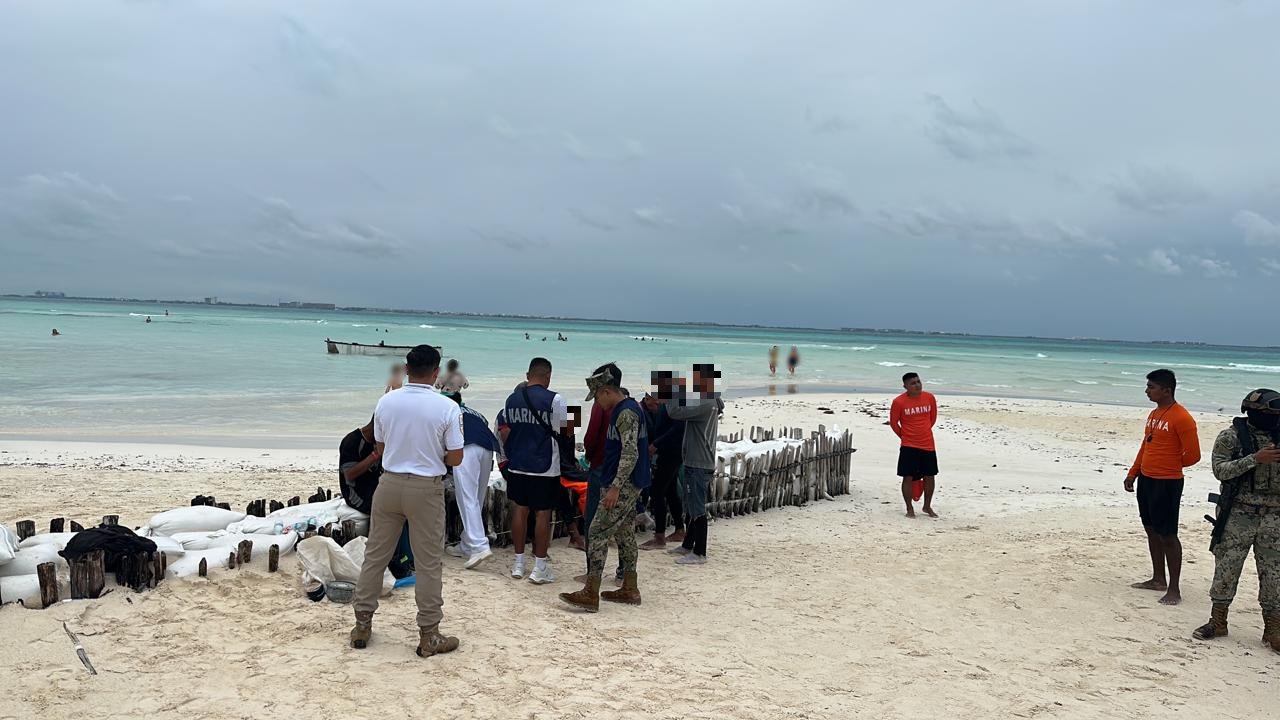 Balseros cubanos desembarcan en Isla Mujeres, México.