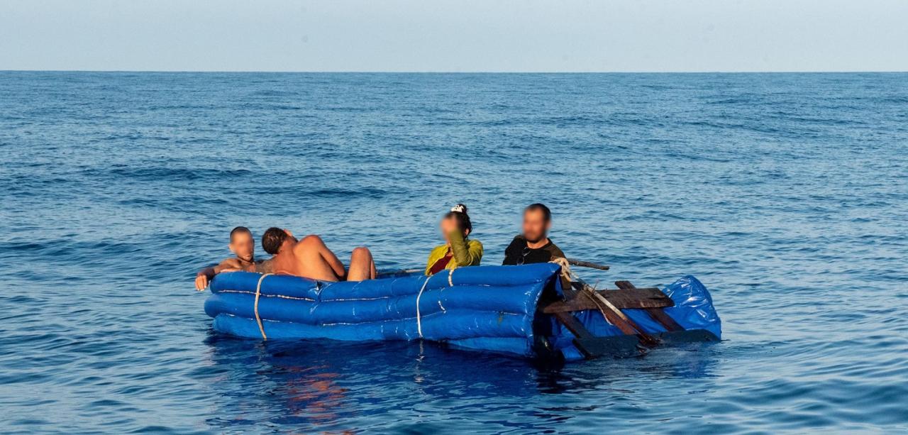 Balseros cubanos a la deriva antes de ser rescatados por la Guardia Costera de EEUU.
