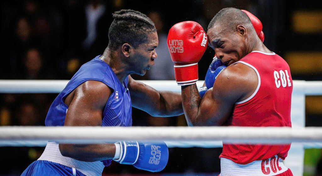 El boxeador cubano Dainier Peró (de azul) en un combate.